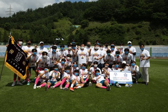 용인대가 고려대를 꺾고 대학 1, 2학년 최강자에 올랐다. 사진=대학축구연맹