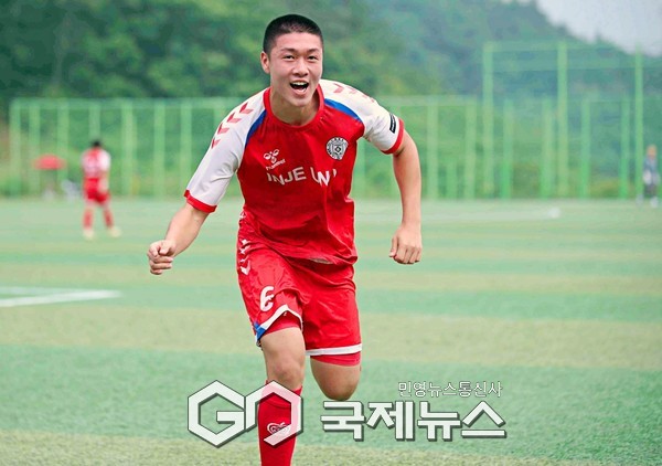 인제대 이승빈이 7일 고원스포츠파크 3구장에서 열린 제61회 태백산기 추계대학축구연맹전 한일장신대와 14조 예선 3차전에서 멀티골을 완성하는 추가골을 터트리고 골세리머니를 펼치고 있다(사진=김병용 기자)