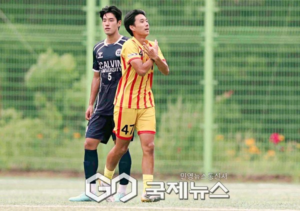 광주대 김민규가 7일 고원스포츠파크 3구장에서 열린 제61회 태백산기 추계대학축구연맹전 칼빈대와 12조 예선 3차전 후반 43분 결승골을 터트리고 골세리머니를 펼치고 있다(사진=김병용 기자)