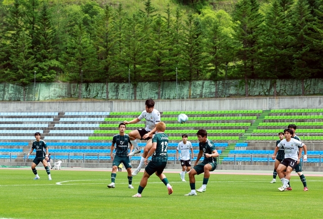 ▲ 한국대학축구연맹이 주관하는 ‘제61회 추계대학축구연맹전’이 전국 대학축구 81개팀의 선수·지도자·임원 등 3500여명이 참가한 가운데 지난 2일 태백종합운동장에서 개막돼 오는 18일까지 17일간 총 157경기가 치러진다.
