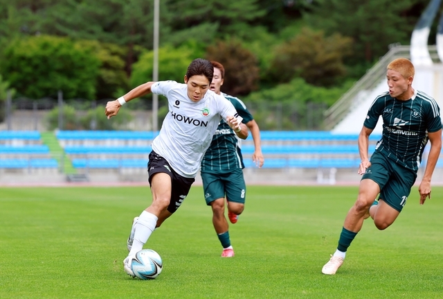 ▲ 한국대학축구연맹이 주관하는 ‘제61회 추계대학축구연맹전’이 전국 대학축구 81개팀의 선수·지도자·임원 등 3500여명이 참가한 가운데 지난 2일 태백종합운동장에서 개막돼 오는 18일까지 17일간 총 157경기가 치러진다.