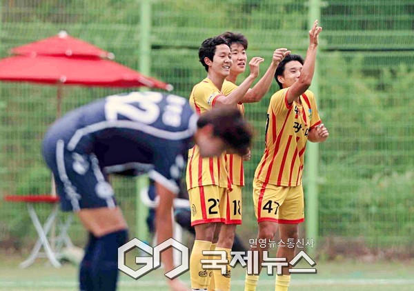 광주대 김민규가 7일 고원스포츠파크 3구장에서 열린 제61회 태백산기 추계대학축구연맹전 칼빈대와 12조 예선 3차전 후반 43분 결승골을 터트리고 골세리머니를 펼치고 있다(사진=김병용 기자)