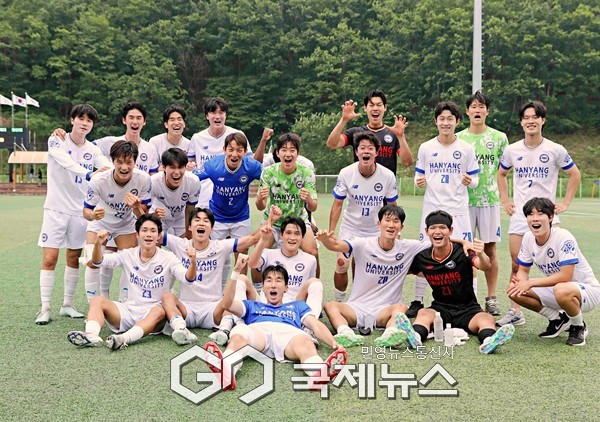 한양대 선수단이 7일 고원스포츠파크 3구장에서 열린 제61회 태백산기 추계대학축구연맹전 제주국제대와 13조 예선 3차전 3-2 승리로 조1위 확정 후 기념 촬영에 임하고 있다(사진=김병용 기자)