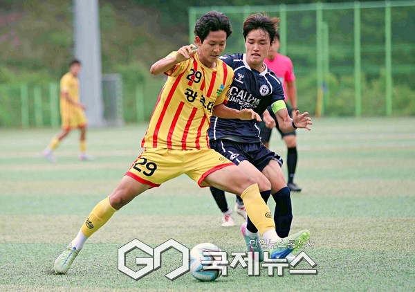 광주대 황철현이 7일 고원스포츠파크 3구장에서 열린 제61회 태백산기 추계대학축구연맹전 칼빈대와 12조 예선 3차전에서 칼빈대 박주승과 치열한 볼 경합을 펼치고 있다(사진=김병용 기자)