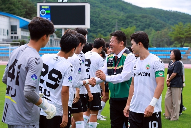 ▲ 한국대학축구연맹이 주관하는 ‘제61회 추계대학축구연맹전’이 전국 대학축구 81개팀의 선수·지도자·임원 등 3500여명이 참가한 가운데 지난 2일 태백종합운동장에서 개막돼 오는 18일까지 17일간 총 157경기가 치러진다.