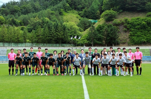 ▲ 한국대학축구연맹이 주관하는 ‘제61회 추계대학축구연맹전’이 전국 대학축구 81개팀의 선수·지도자·임원 등 3500여명이 참가한 가운데 지난 2일 태백종합운동장에서 개막돼 오는 18일까지 17일간 총 157경기가 치러진다.