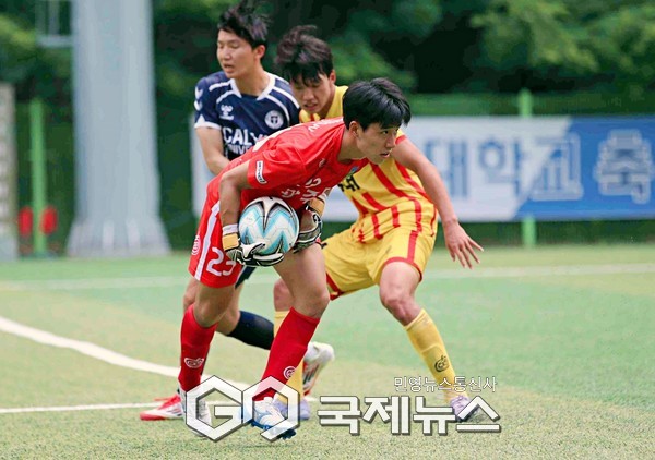 광주대 수문장 김범송이 7일 고원스포츠파크 3구장에서 열린 제61회 태백산기 추계대학축구연맹전 칼빈대와 12조 예선 3차전에서 안정적인 선방을 펄쳐 무실점 승리를 견인하고 있다(사진=김병용 기자)