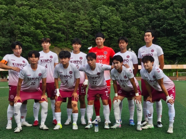김포대학교 축구부가 7월 2일 태백에서 치러진 백두대간기 제61회 추계대학축구연맹전 경기에서 승리하며 팀 창단 후 첫 승리 소식을 전했다.